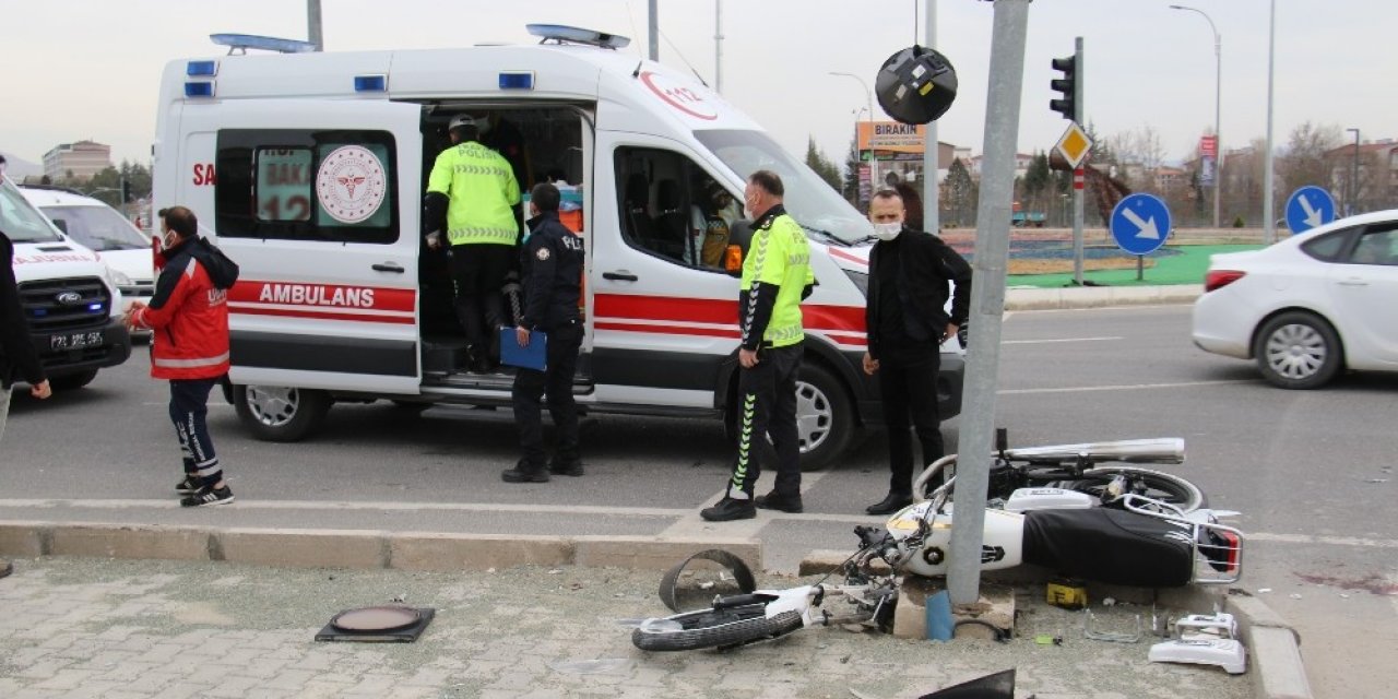 Motosiklet Önce Kaldırıma Sonra Direğe Çarptı: 2 Yaralı