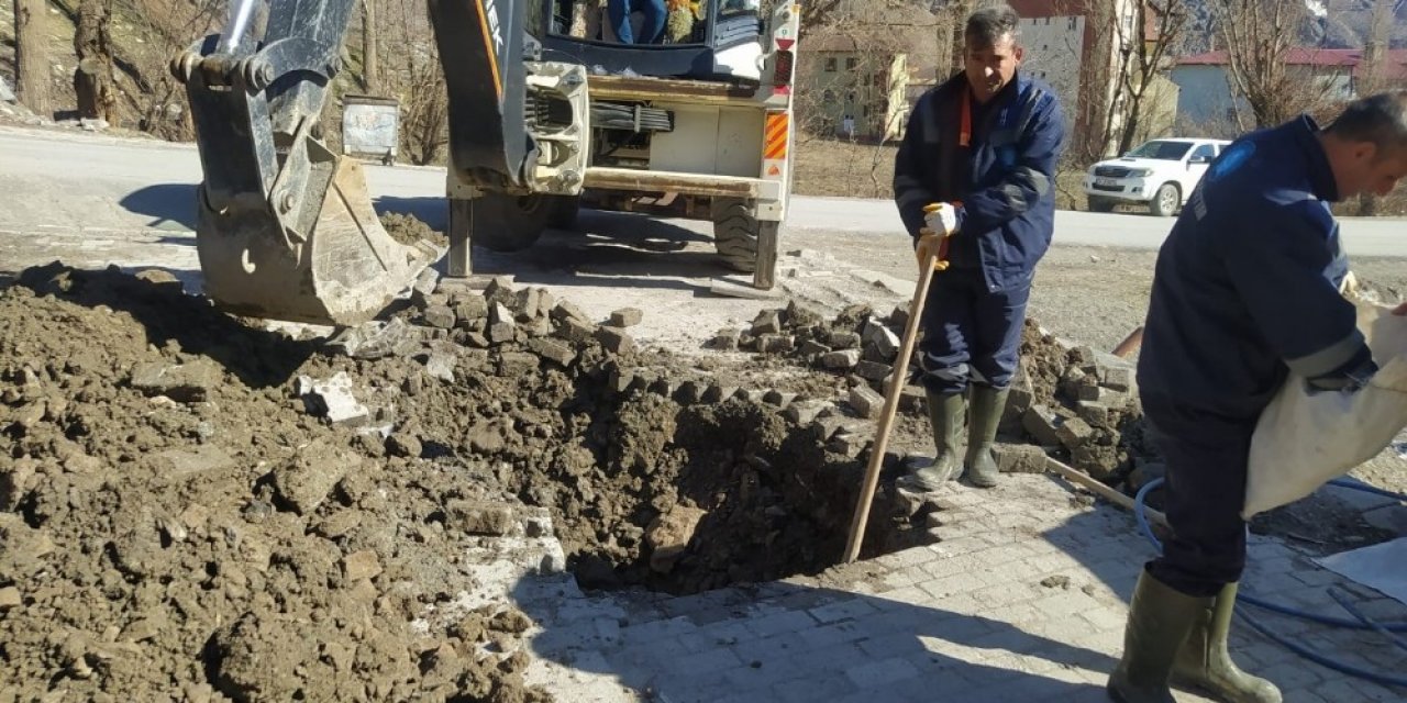 Hakkari Belediyesi Su Arıza Ekibinin Yoğun Mesaisi