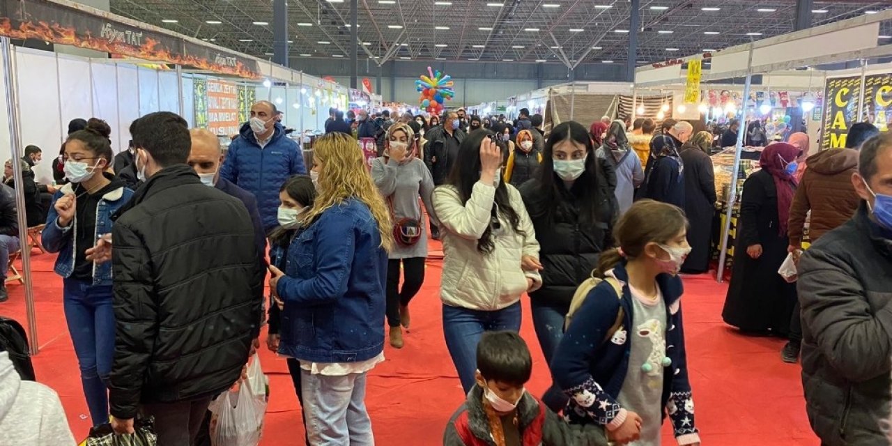 Van’da Yöresel Ürünler Fuarının Son Gününde Sosyal Mesafe Hiçe Sayıldı