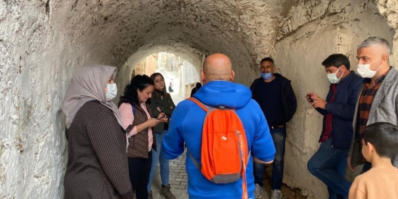 Derik Yerli Ve Yabancı Turistleri Ağırlamaya Devam Ediyor