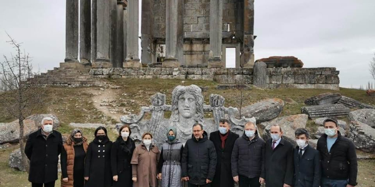 Bakan Kasapoğlu Aizanoi Antik Kenti’ni Ziyaret Etti