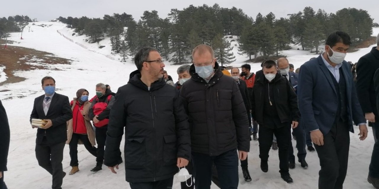 Bakan Kasapoğlu, Murat Dağı Termal Kayak Merkezi’ni Ziyaret Etti