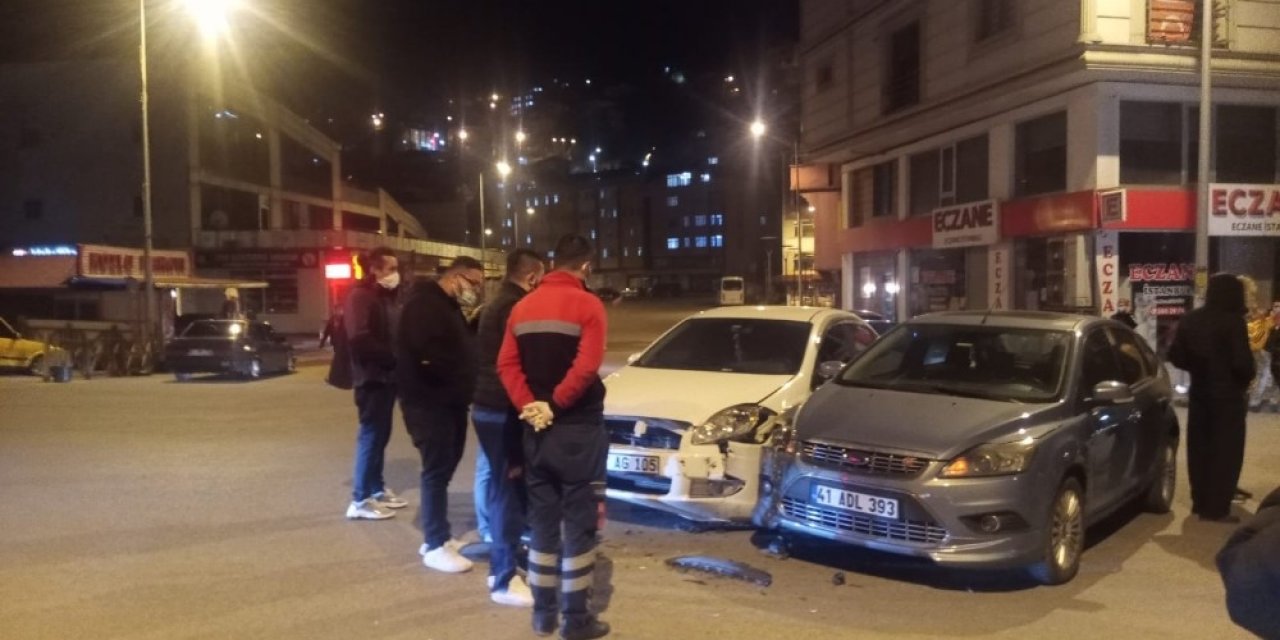 İ̇ki Otomobilin Çarpıştığı Kaza Korkuttu