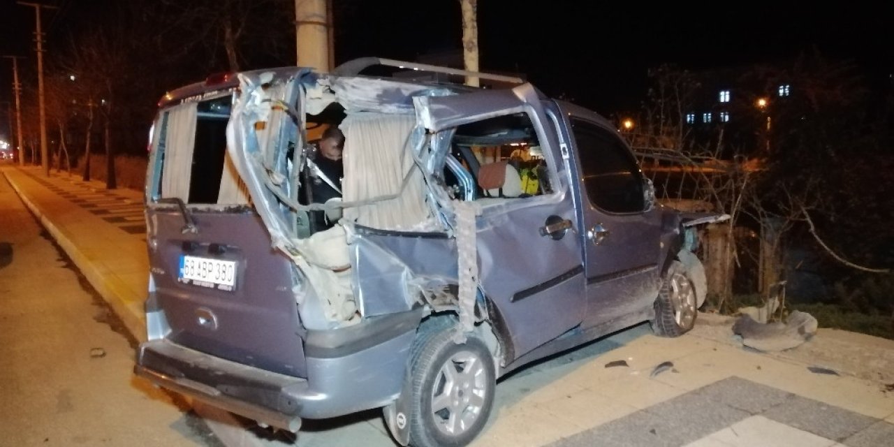 Alkollü Sürücü Önce Kamyona Sonra Demir Çitlere Çarptı