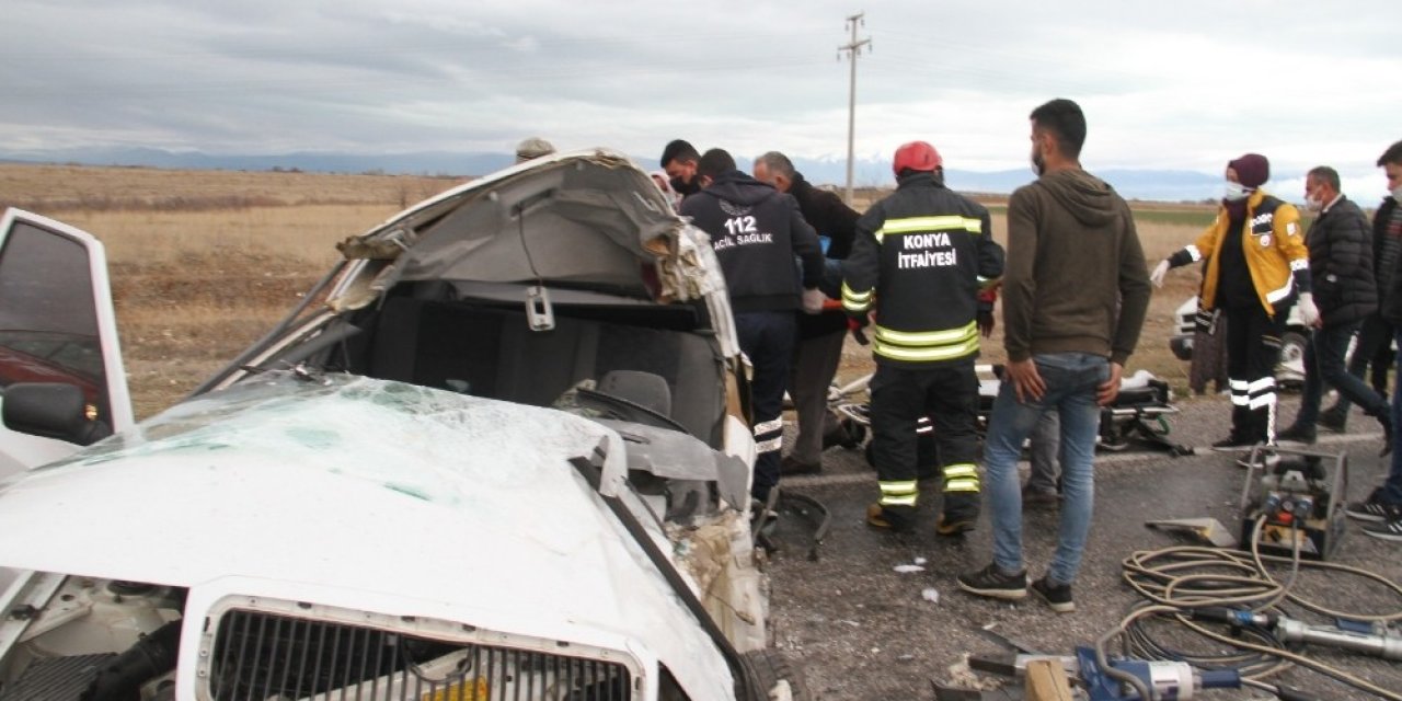 İ̇şçi Servisi İle Otomobil Çarpıştı: 2 Yaralı