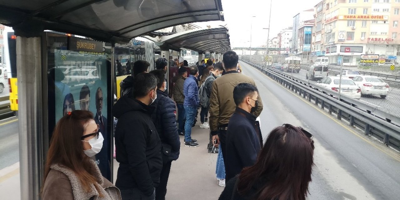 Metrobüslerde Korkutan Yoğunluk