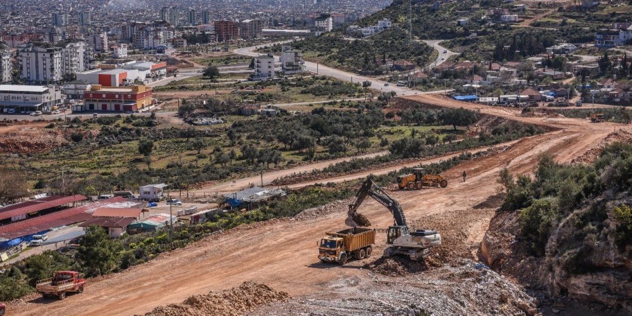 Karayolu İçin 13 Bin Kamyon Hafriyat, 3 Bin Kamyon Karşılığı Kaya Kaldırıldı