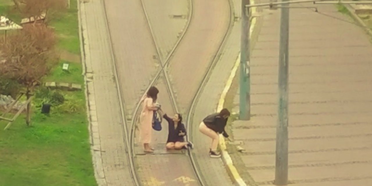 Turistlerin, Tramvay Yolunda Canlarını Hiçe Saydıkları Selfi Çılgınlığı