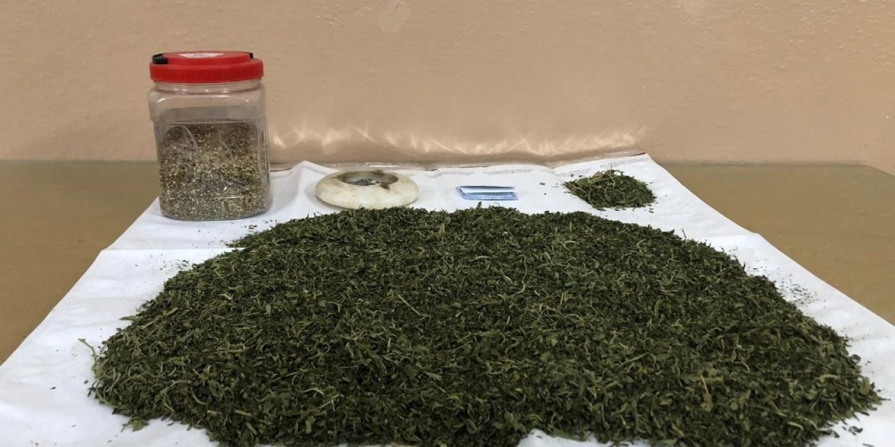 Konya’da 960 Gram Esrar Ve Kenevir Tohumu Yakalandı