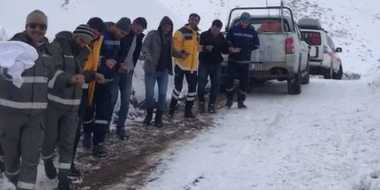 Kar Nedeni İle Kapanan Yolun Açılmasını Halay Çekerek Beklediler