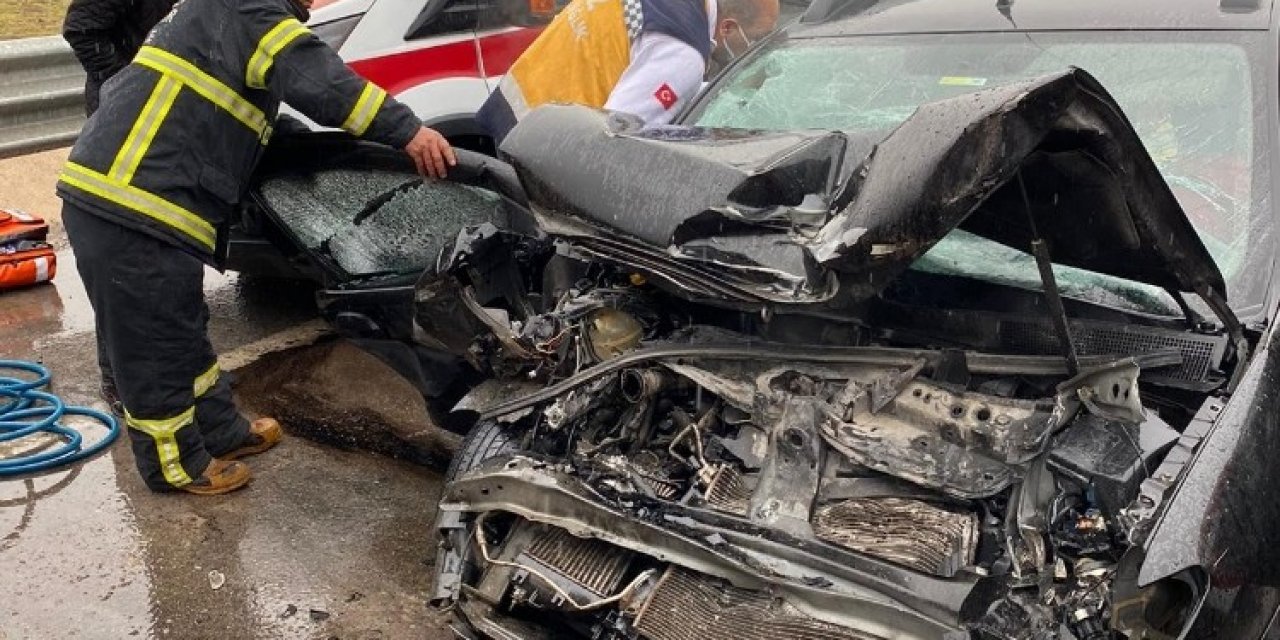 Otomobil Çekiciye Çarptı: 2 Yaralı