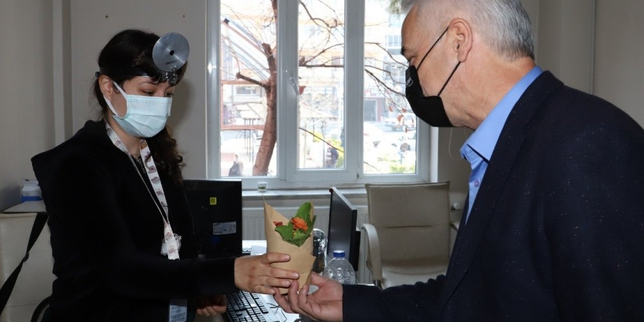 Başkan Bilgin, Sağlık Çalışanlarına Çiçek Dağıttı