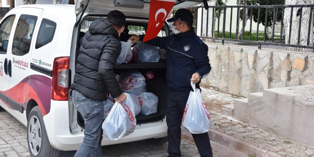 Akhisar Belediyesinden Karantinadaki Mahalleye Yardım Paketi Desteği