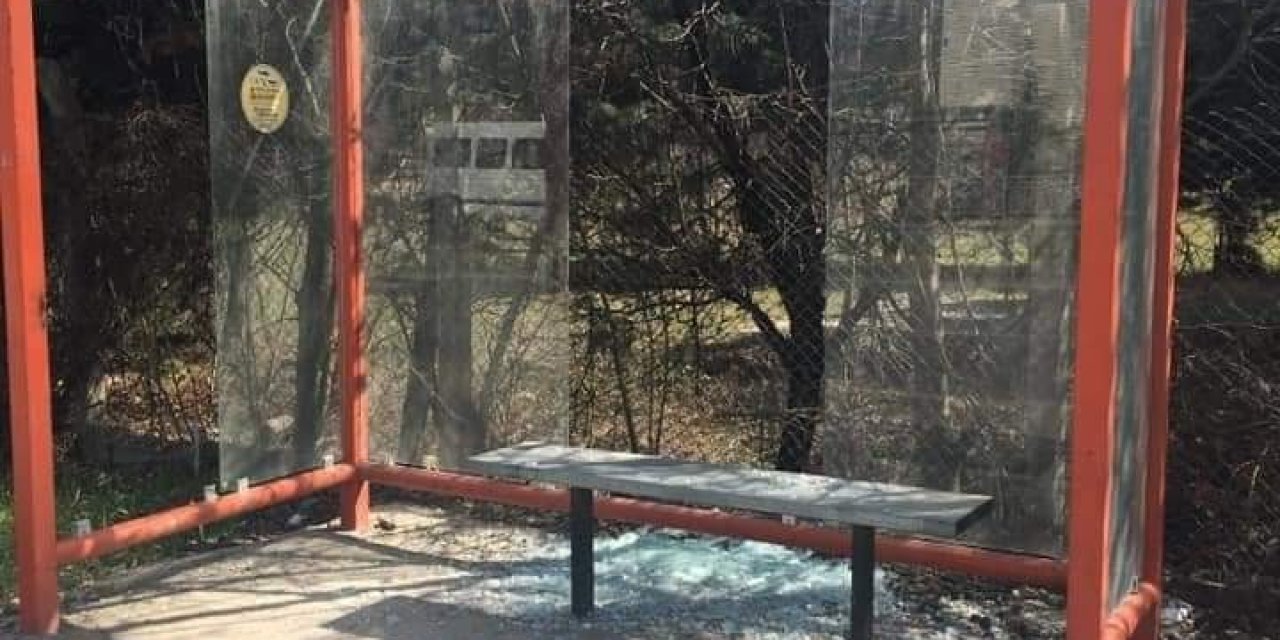 Devrek’te Dolmuş Duraklarının Camlarını Kırdılar