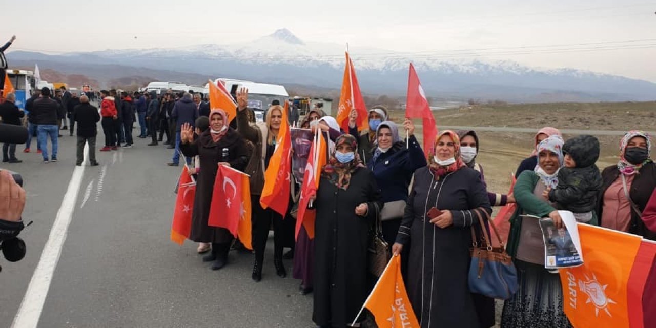 Ak Parti’ye Geçiş Yapan Tuzluca Belediye Başkanı İlçe Girişinde Coşkuyla Karşılandı