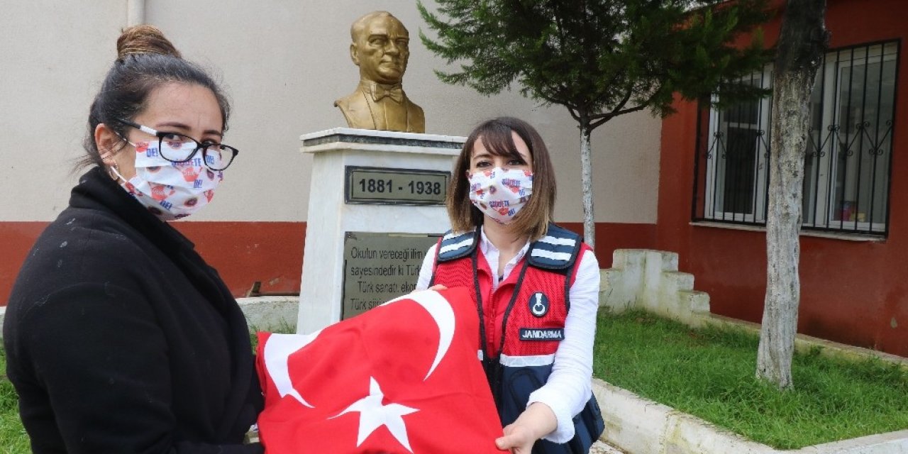 Jandarmadan Miniklere Bayrak Hediyesi