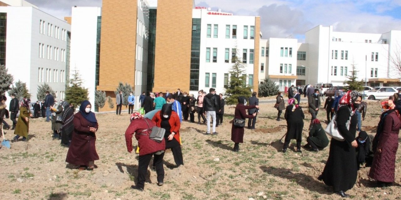 Ak Parti, Sağlık Çalışanları Anısına Hastane Bahçesine Fidan Dikti