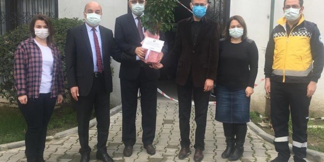 Salihli Belediyesinden Sağlık Çalışanlarına Çiçekli Kutlama