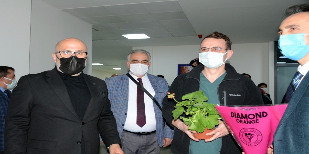 Rated Sağlık Çalışanlarına Çiçek Dağıttı
