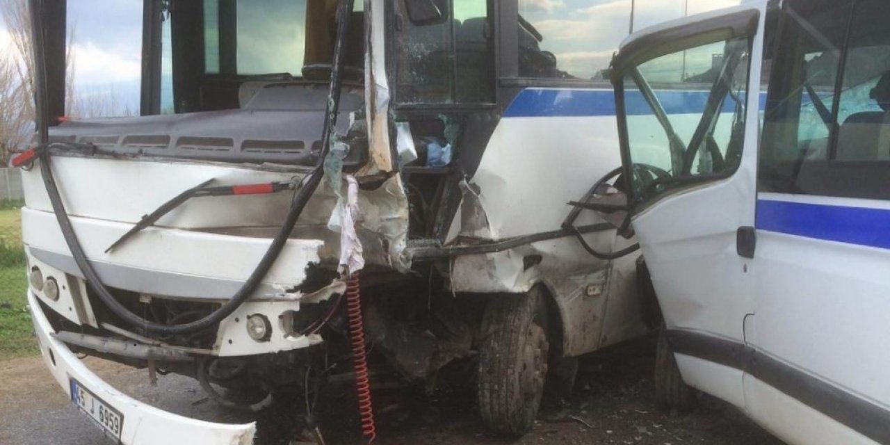 Manisa’da İki İşçi Servisi Çarpıştı: 10 Yaralı
