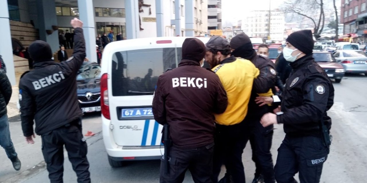 Belediye Önünde Üzerine Benzin Döküp Kendini Yakmaya Kalktı