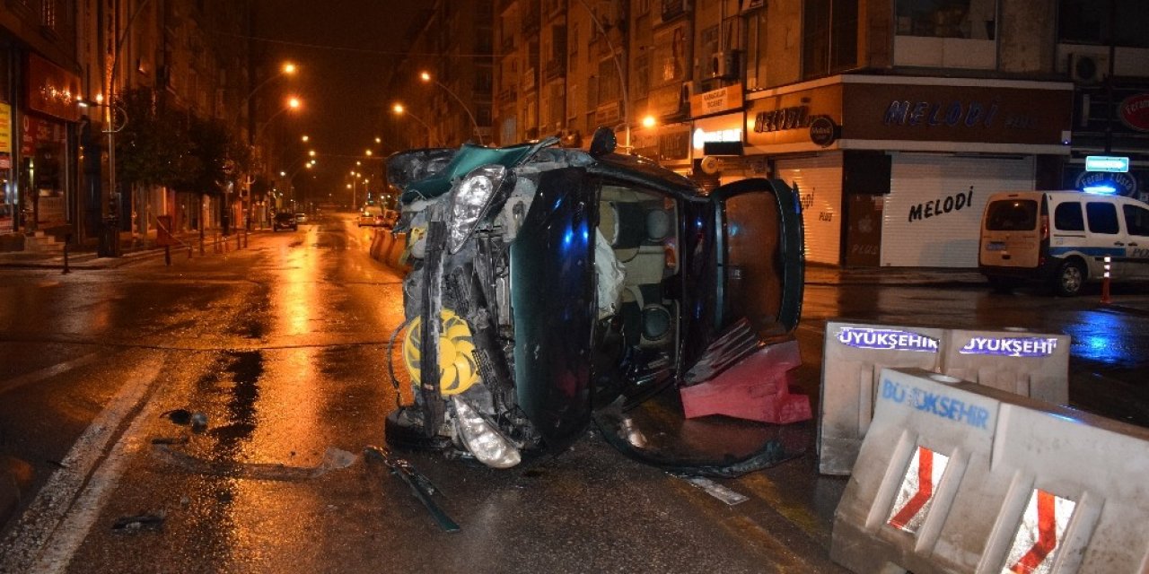 Yan Yatan Otomobilden Burnu Bile Kanamadan Çıktı