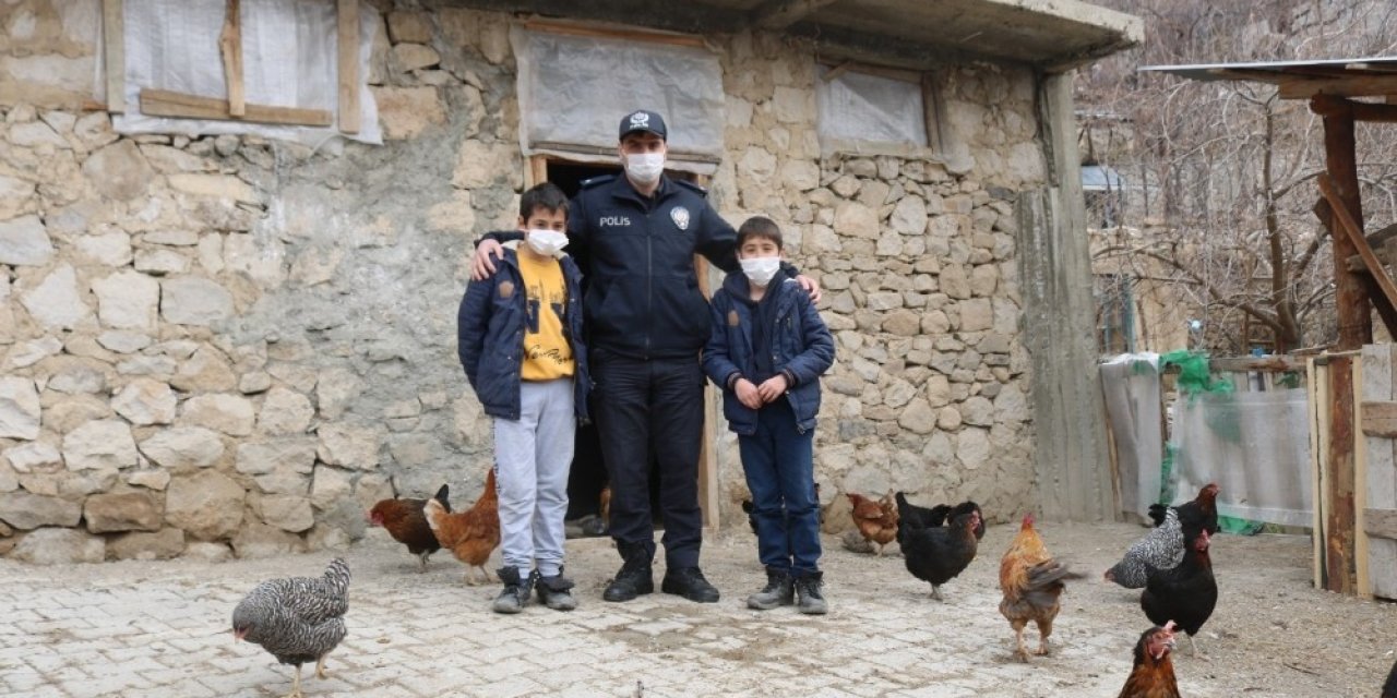 Polislerden Soğuk Kentin Çocuklarına İç Isıtan Yardım