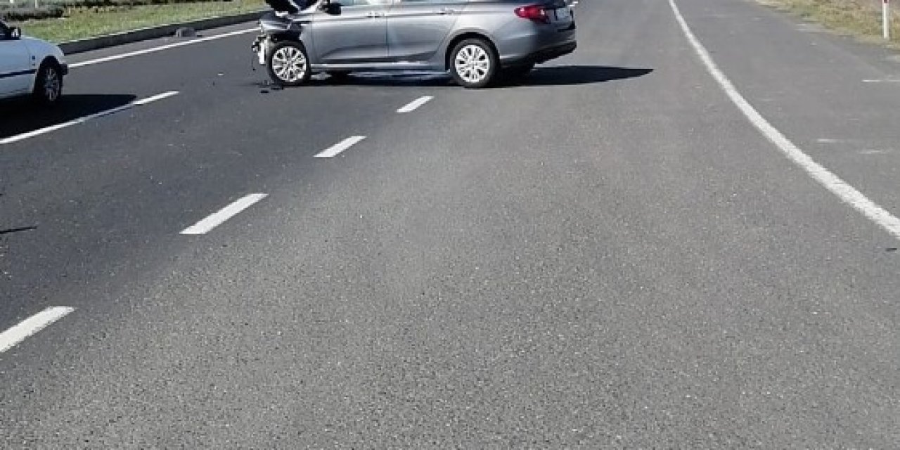 Kavşakta Kaza: 3 Yaralı