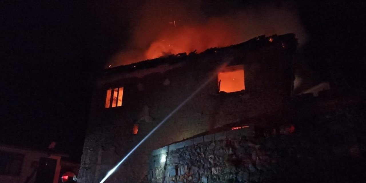 Balıkesir’de Köy Evi Alevlere Teslim Oldu