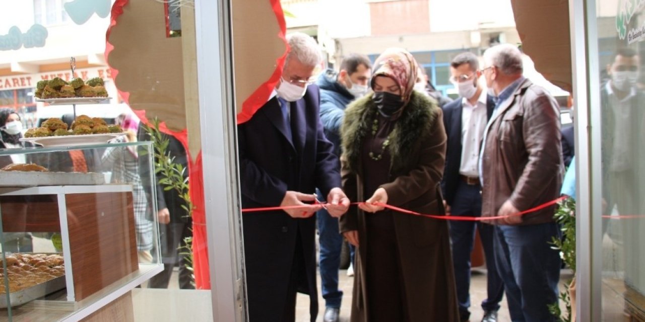 Antep’ten Oltu’ya Tatlı Getiriyorlar