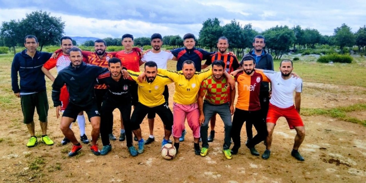 Futbol Aşkıyla Taşlı Araziyi Temizleyip Sahaya Dönüştürdüler