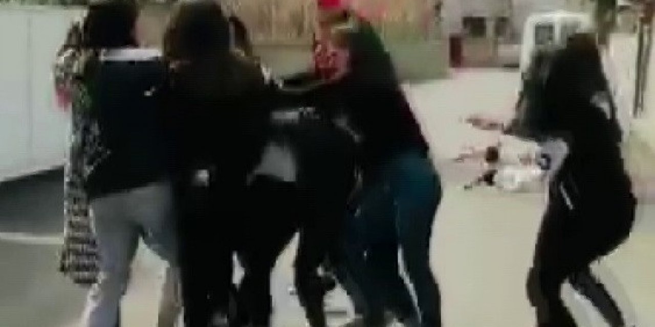 Genç Kızların Saç Saça Baş Başa Kavgası Kamerada