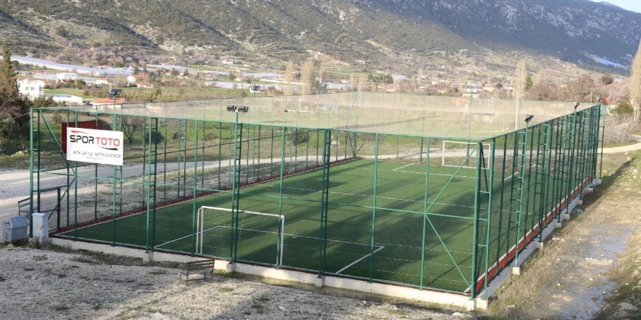 Kaş’ta 4 Mahalleye Halı Saha