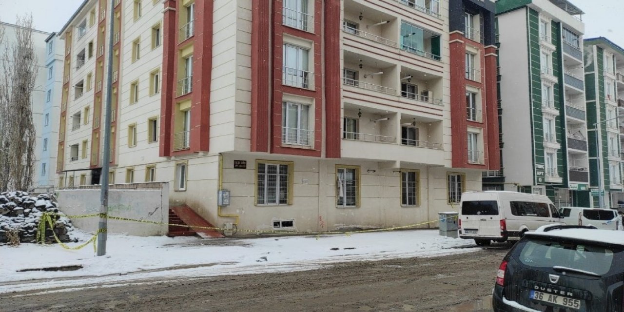 Kars’ta Yangın Çıkan Bina Geçici Olarak Kapatıldı