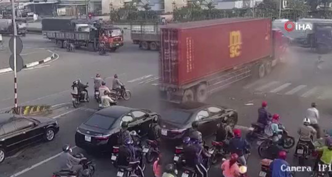 Tır sürücüsü kırmızı ışıkta duramadı araçları biçti geçti