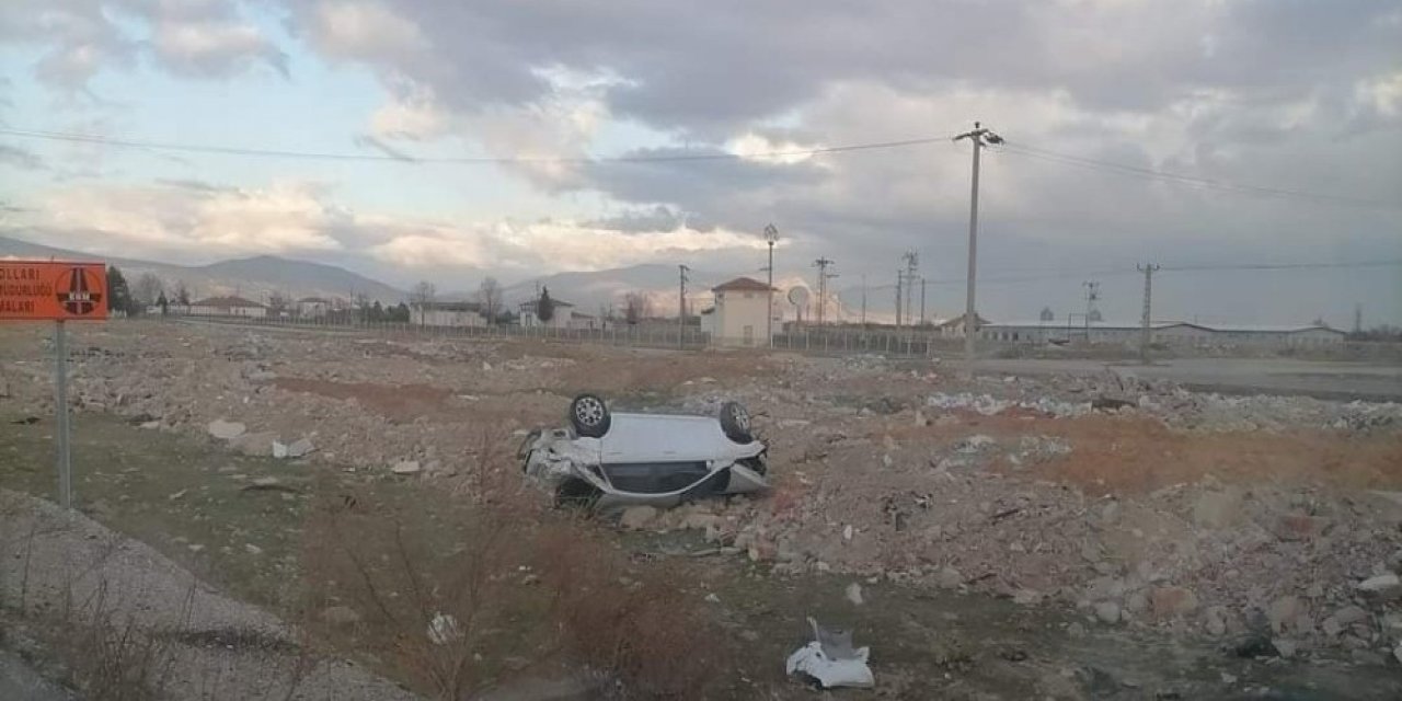 Ters Dönen Otomobilden 2 Kişi Yaralı Olarak Kurtuldu