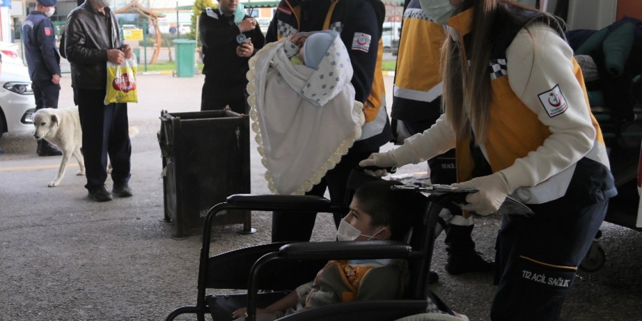 2 Otomobil Çarpıştı: 1’i Bebek, 1’i Çocuk 3 Yaralı