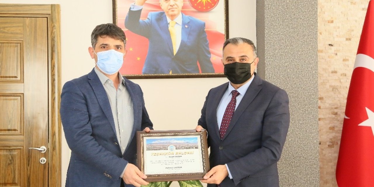 Başkan Cabbar’dan İ̇l Tarım Ve Orman Müdürlüğü’ne Atanan Kürşat Kaliber’e Teşekkür Plaketi