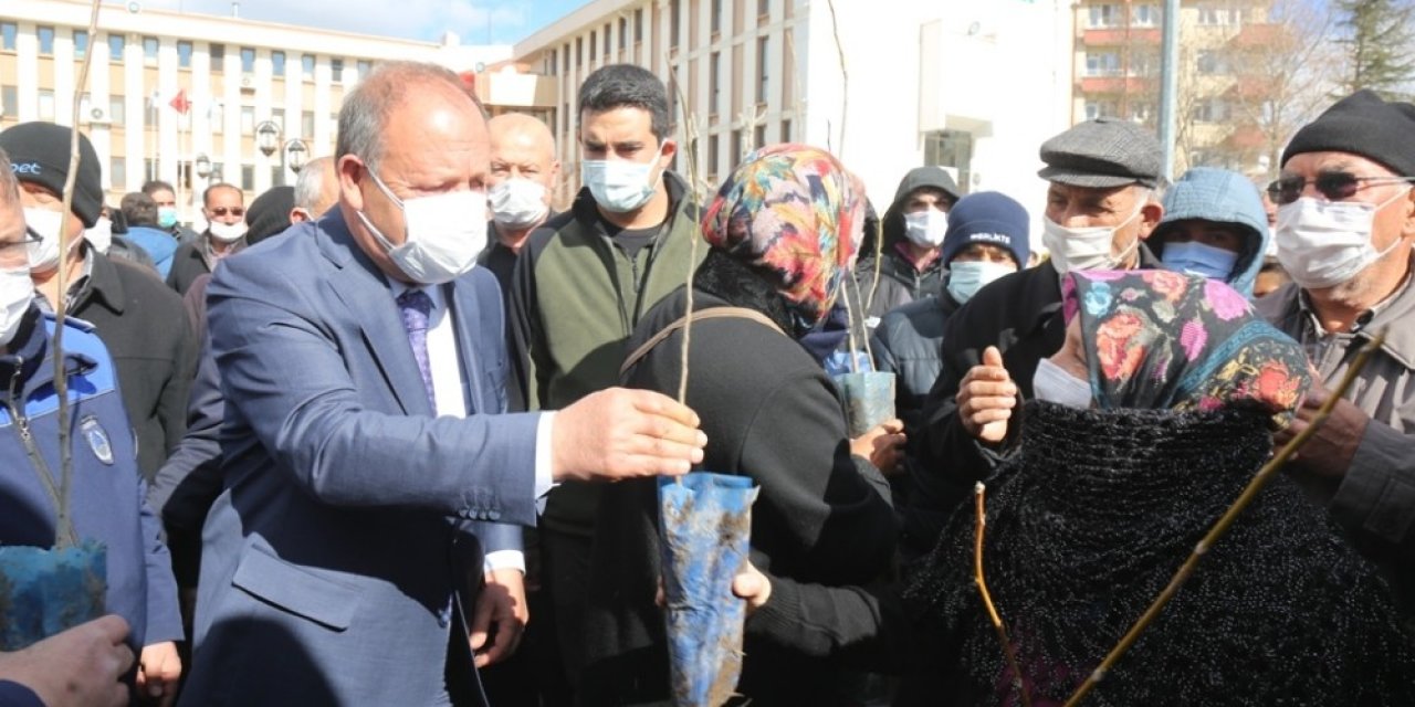 Ereğli Belediyesi’nden Vatandaşlara 30 Bin Fidan