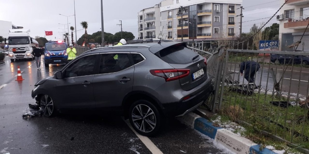İ̇zmir’de Dolu Yağışı Yolları Kayganlaştırdı, Kazalar Ardı Ardına Geldi