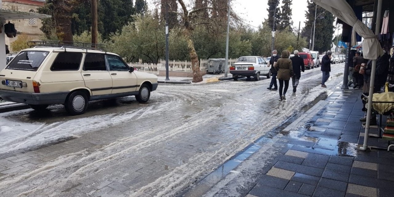 Gördes’te Kar Yağışı Etkili Oldu