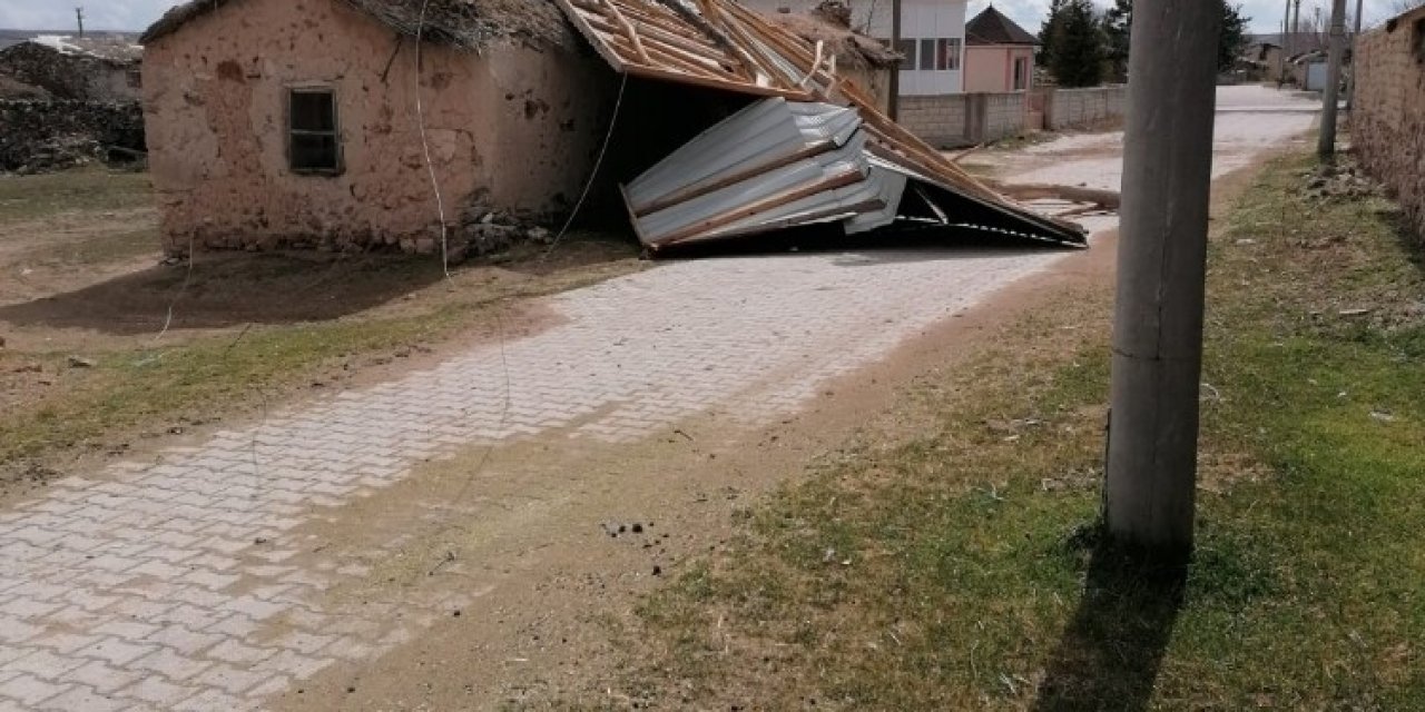Günyüzü İlçesinde Şiddetli Rüzgâr Nedeniyle Çatılar Uçtu