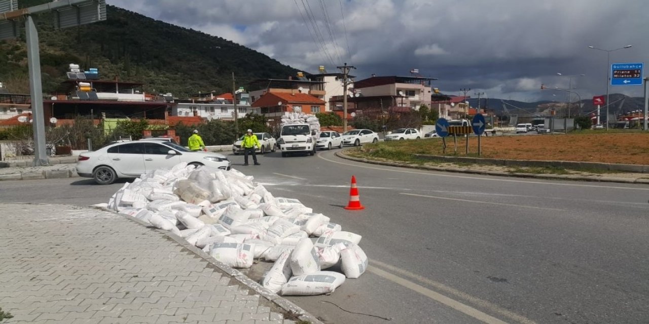 Söke’de Ola Savrulan Çuvallar Tehlike Oluşturdu