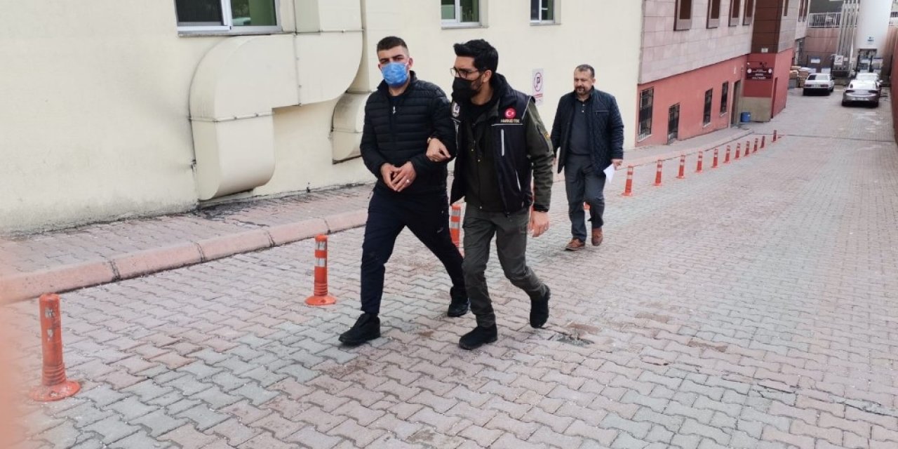 Polis Otosuna Çarpıp Kaçarken 1 Kilo Uyuşturucuyu Tarlaya Atan Baba Ve Oğlu Yakalandı
