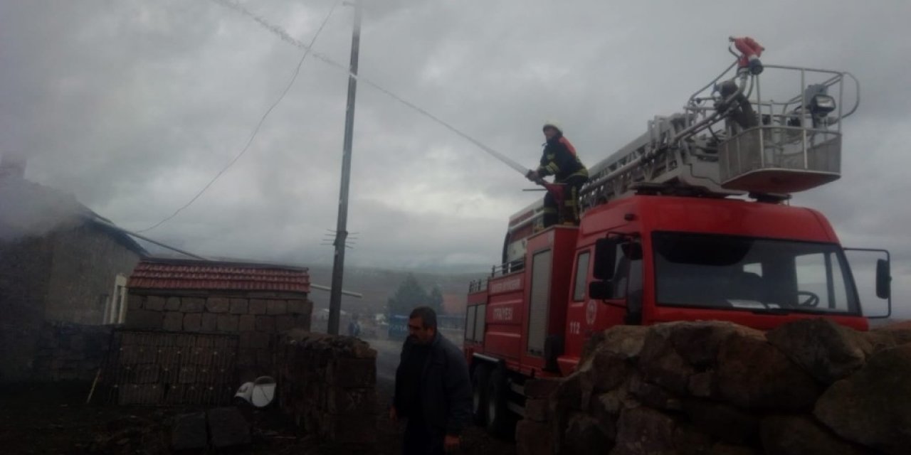 Tomarza’daki Yangında Ev Kullanılamaz Hale Geldi