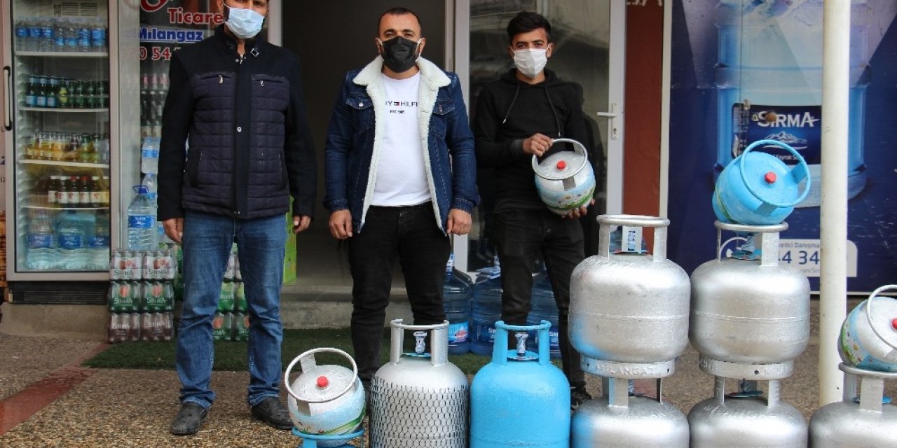 Araba Bagajında Getirdiği Paralarla Veresiye Borçlarını Kapattı