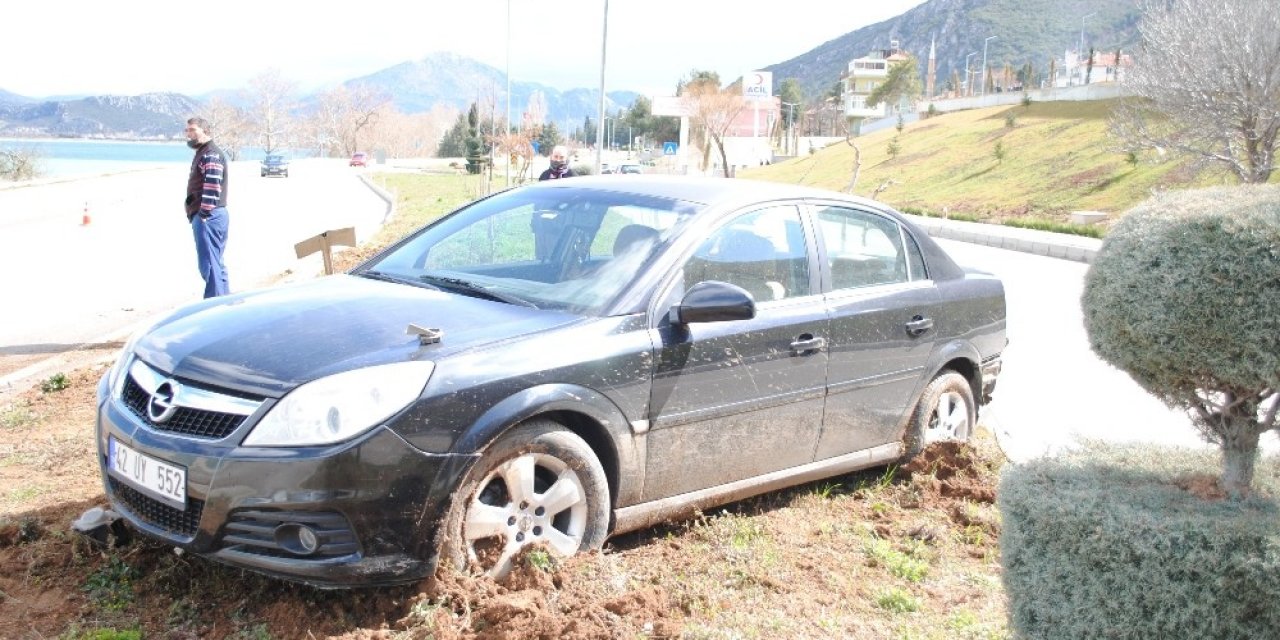 Direksiyon Hakimiyetini Kaybeden Sürücü Orta Refüje Çıktı