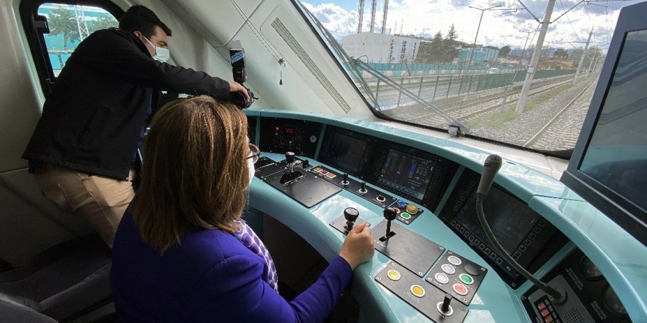 Başkan Şahin Makinist Koltuğuna Oturarak Milli Elektrikli Tren’i Test Etti