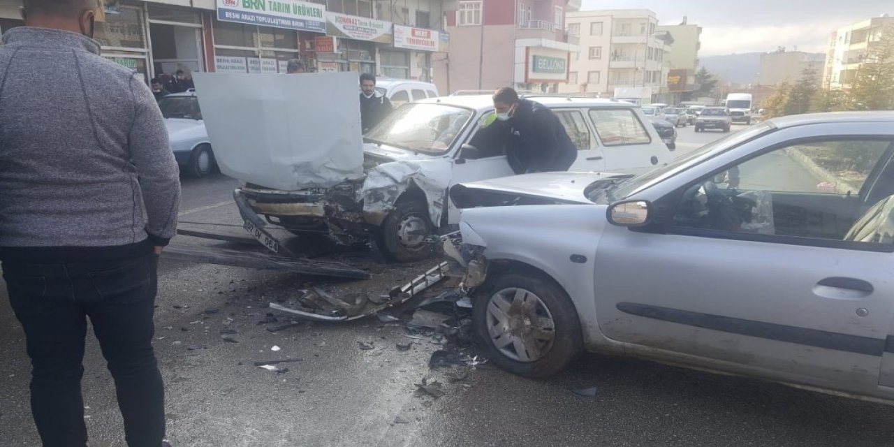İ̇ki Otomobil Kafa Kafaya Çarpıştı: 2 Yaralı