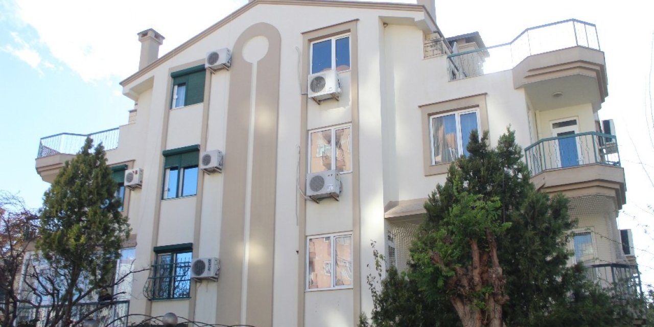 Komşuları Oğullarının Silahından Çıkan Kurşunlarla Ölen Aileyi Anlattı